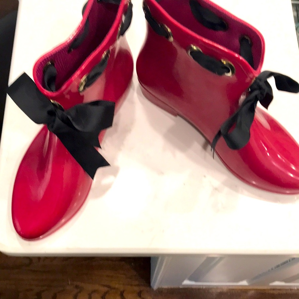 VIBRANT COLORED SZ 7.5/8.5 RAIN BOOTIES. Black ribbon ties but are slip ons.CUTE